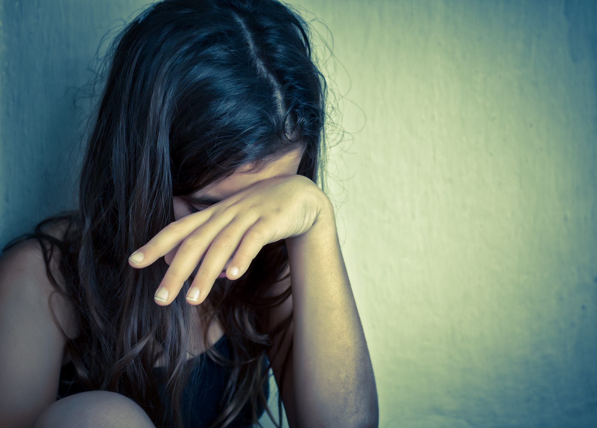 Anxious girl crying with a hand covering her face anxiety counselling